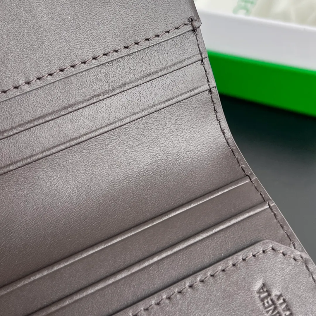 BV's new 796964 woven Piccolo Elap flap calf pickup bag. The classic small woven returns. Compared with the previous style, the woven leather strip is more delicate and has a stronger weaving feel. It inherits the sturdiness and durability of BV. The flip closure has a plug-in structural design. Daily change and cards can be put in. The appearance is durable and can be packed. It is recommended to buy exquisite goods P480 size: 10.2*8.2*0.5cm